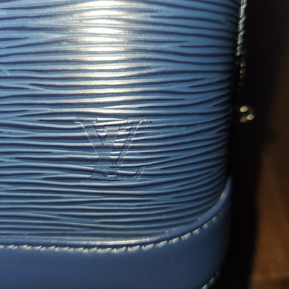 LV alma bb epi indigo - Picture 3 of 11